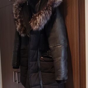 Luxurious Black Fur-Trimmed Women's urbain parka. Good condition. Signs of wear